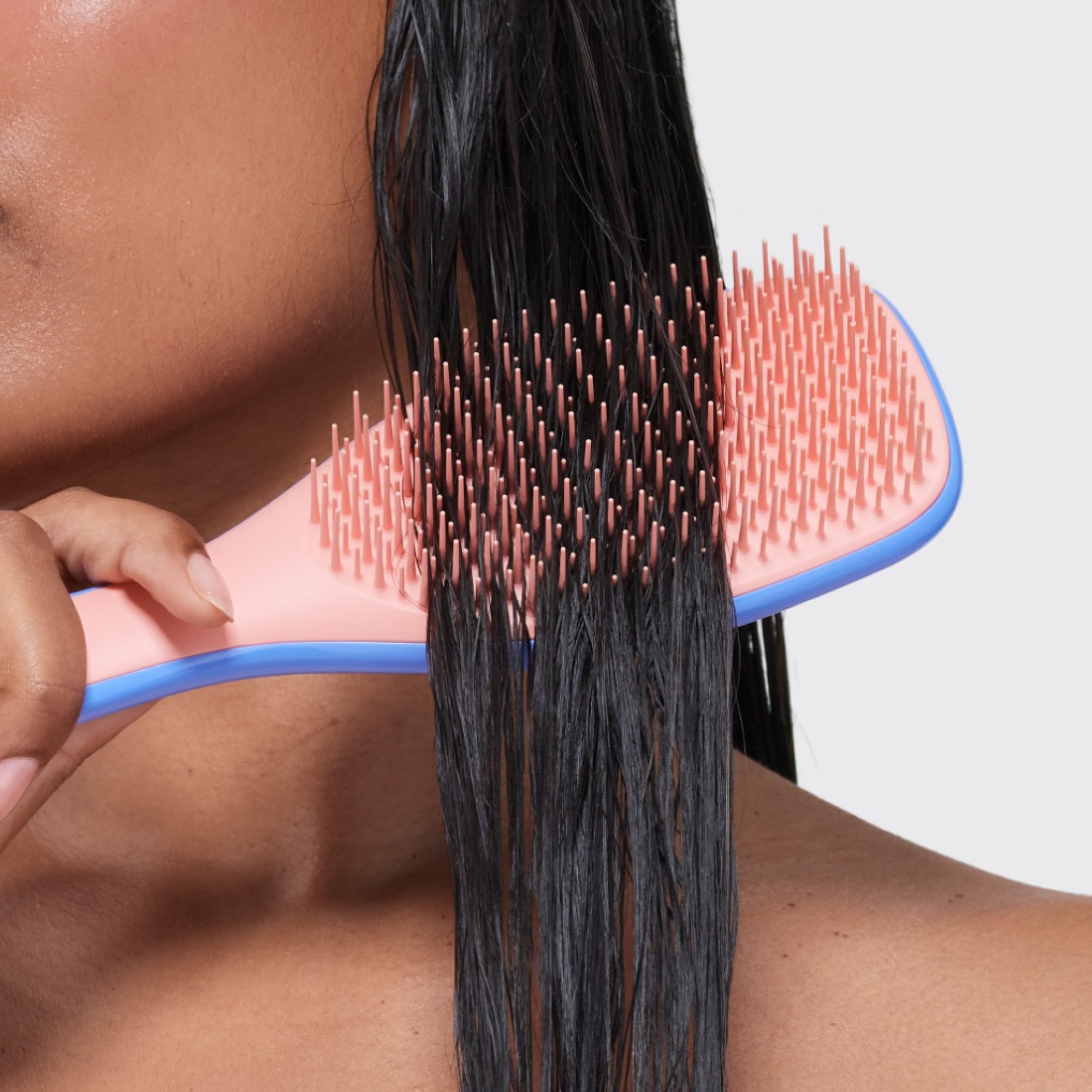 Tangle Teezer Apricot Blaze bottle and hair demonstrates even product distribution.