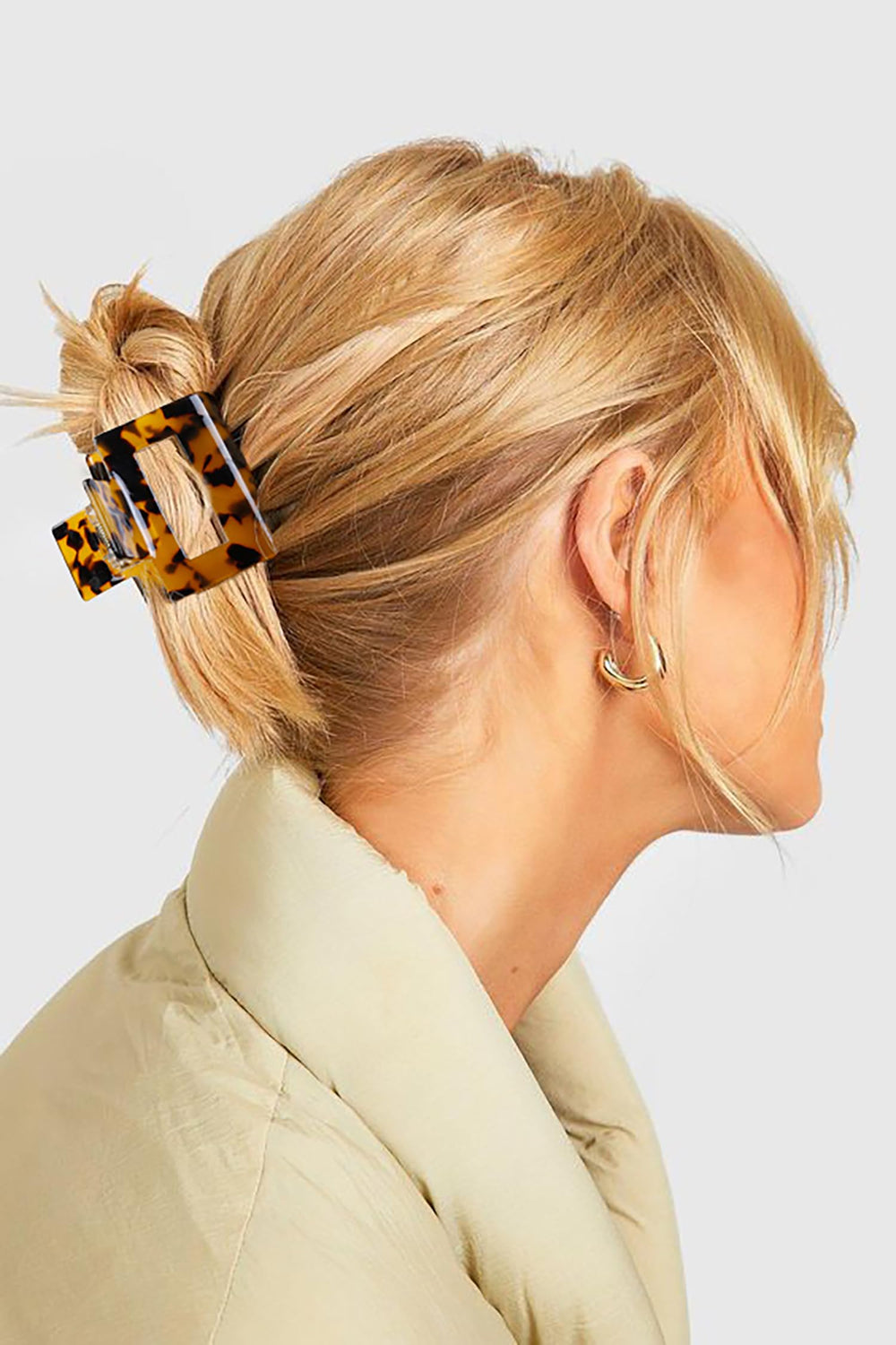 TEBIEKOY clip worn on hair showcases secure hold during workouts or makeup.