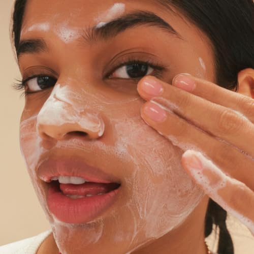 The Face Shop Rice Water Bright ingredients close-up highlights rice water and ceramide benefits.