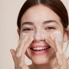 The Face Shop Rice Water Bright cleanser hand pour demonstrates quick daily exfoliation in use.
