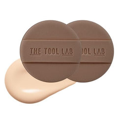 THE TOOL LAB glow round puff provides even coverage for liquid foundation with a natural finish