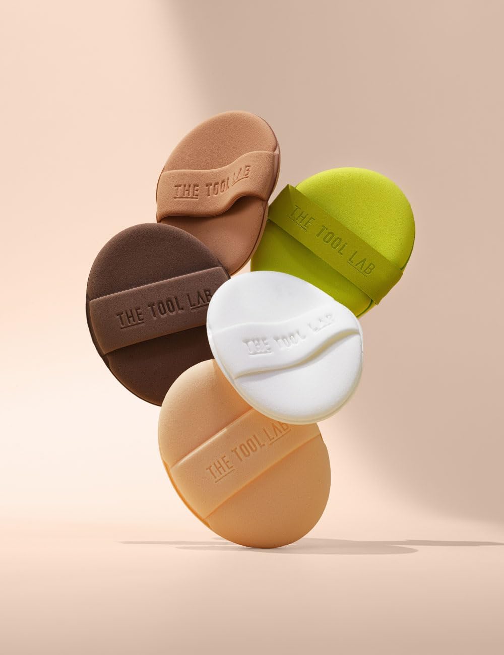 THE TOOL LAB on-the-go puff enables quick, even complexion touch-ups
