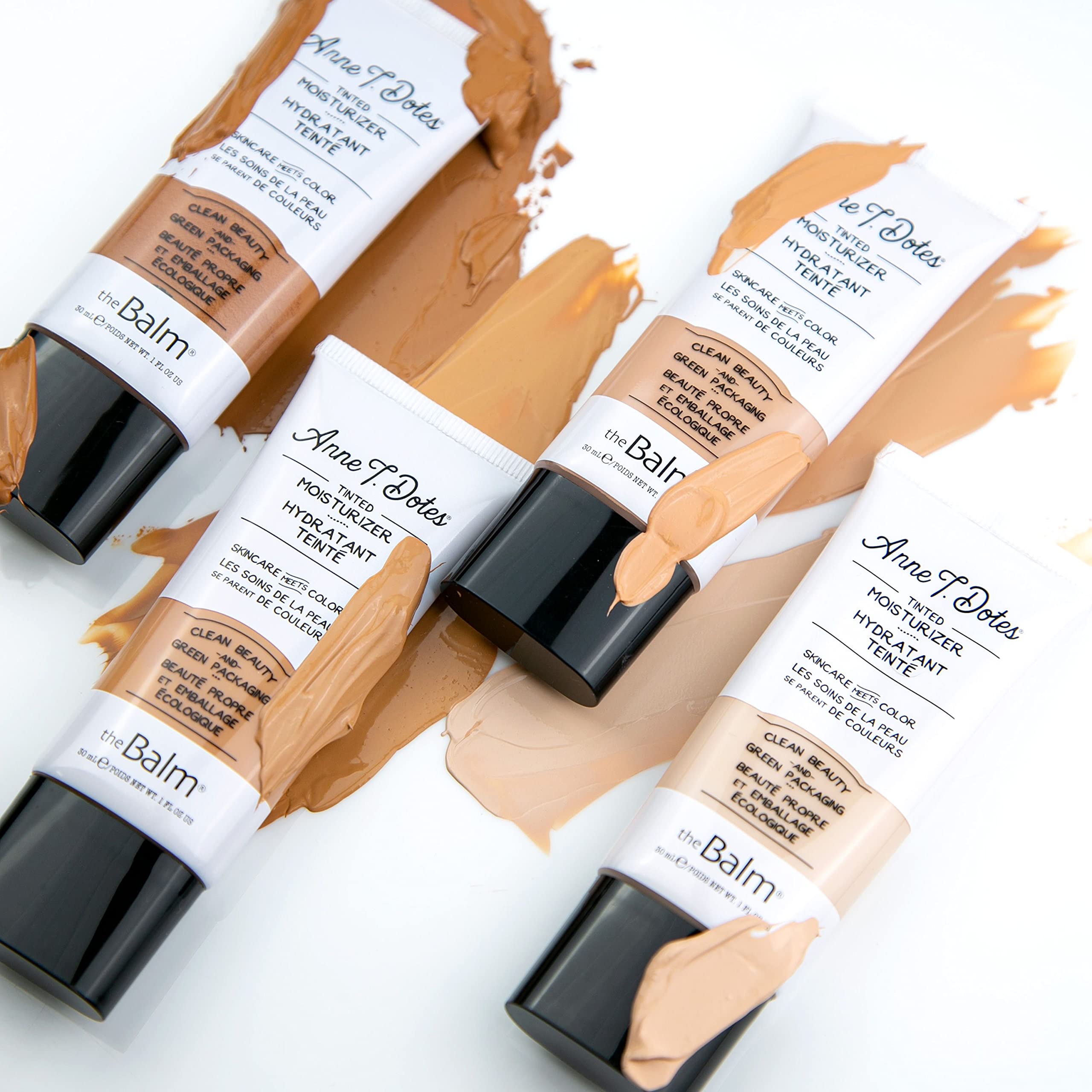 theBalm Anne T. Dotes Tinted Moisturizer envase compacto, perfecto para retoques.