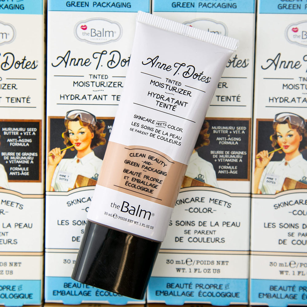 theBalm Anne T. Dotes Tinted Moisturizer tono 18 luz, efecto suave sobre poros.