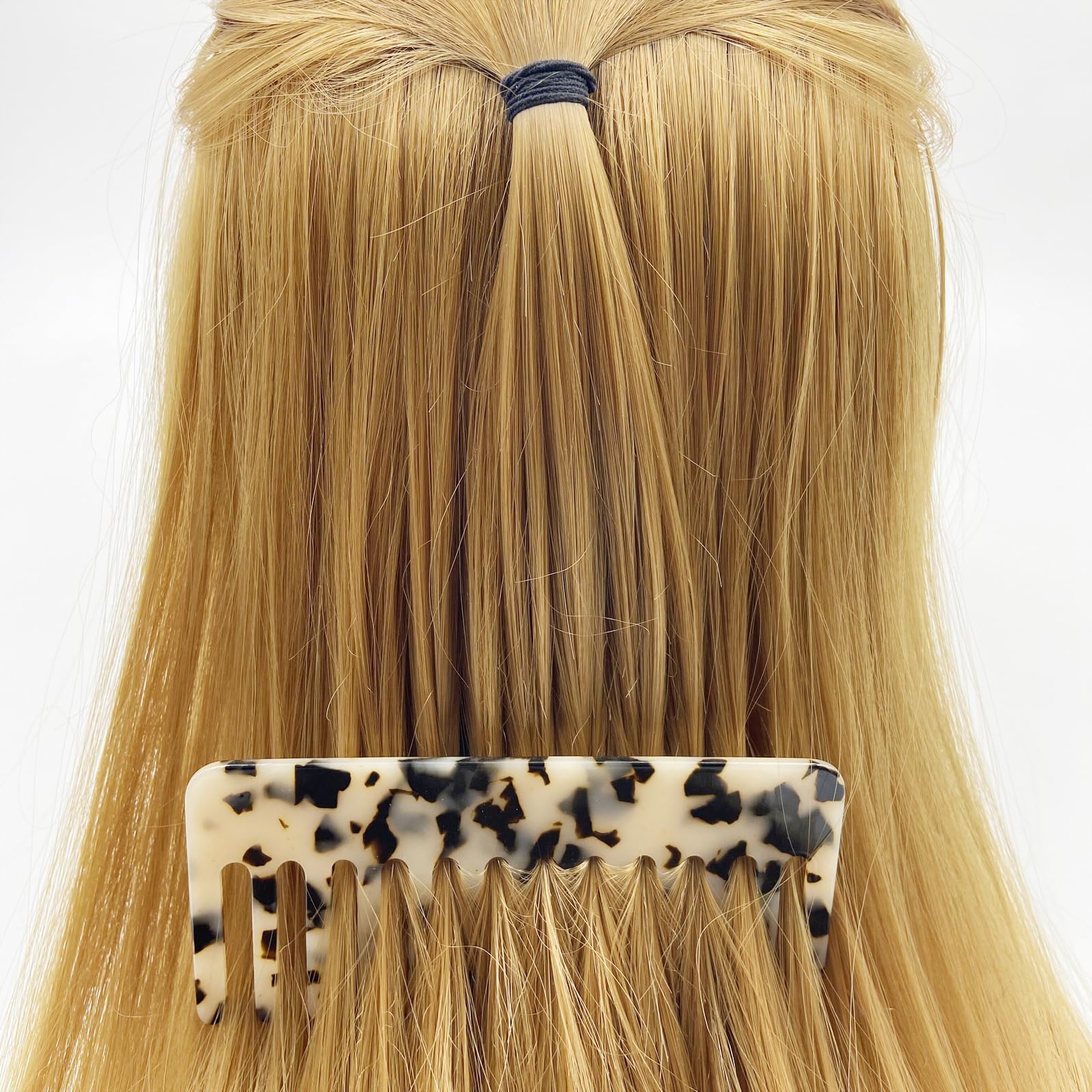TIENAILING French-design tortoise shell comb demonstrates elegant detangling for all hair types.
