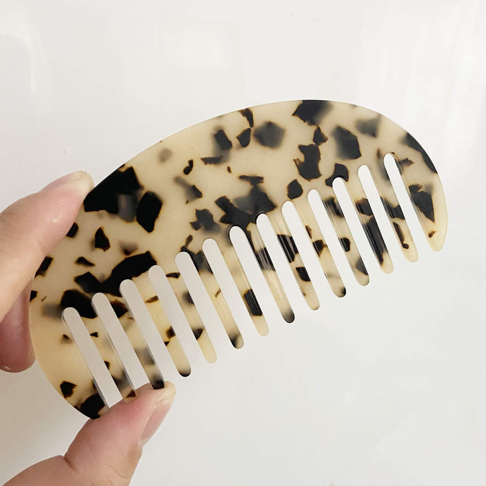 TIENAILING pocket-size comb fits bags for quick styling anywhere.