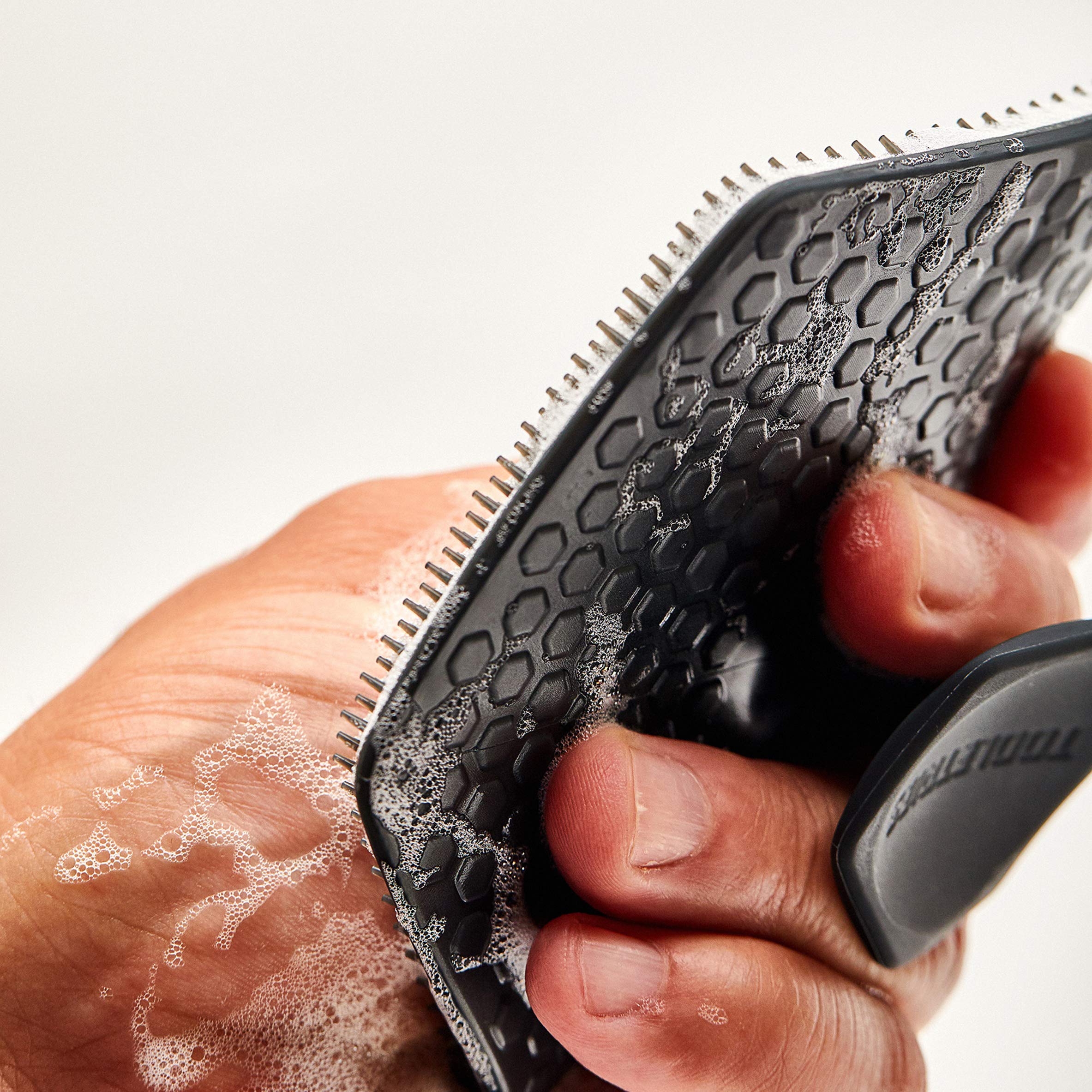 Cepillo corporal TOOLETRIES con cerdas de silicona para cuidar la piel sin irritación.