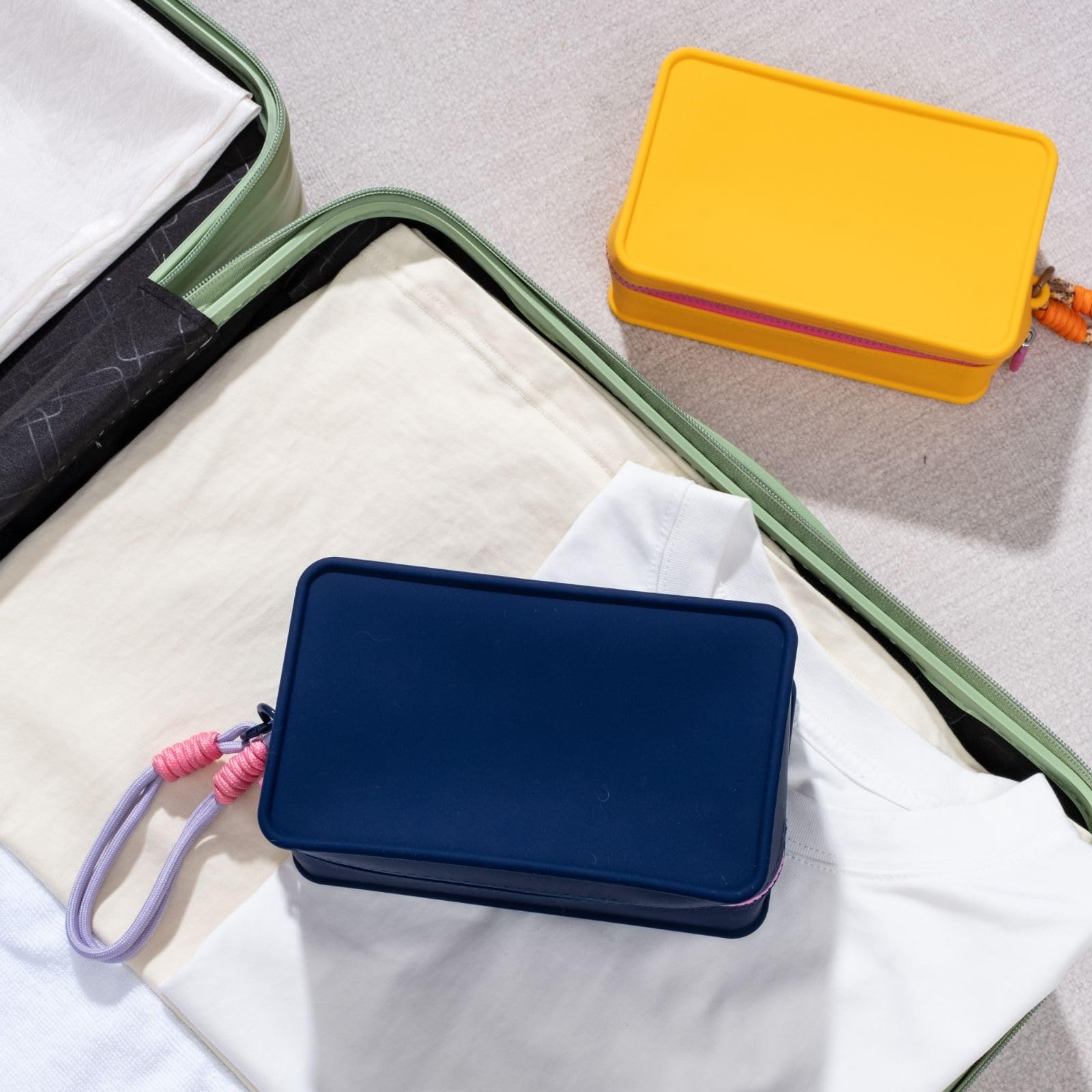 Travistar silicone makeup bag easy cleaning with damp cloth for lasting appearance.