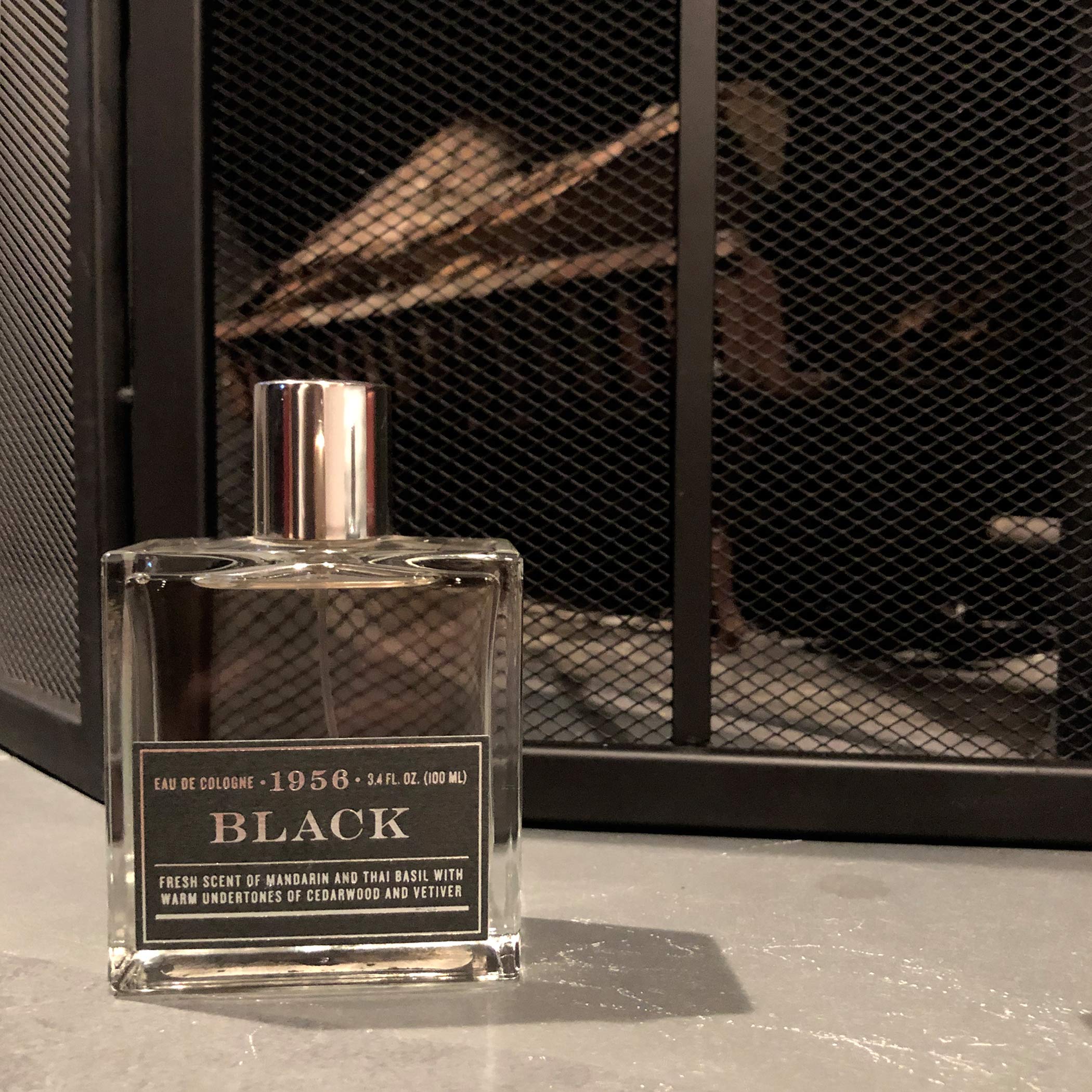 Tru Fragrance Beauty 1956 Black cap and atomizer for precise, easy application.