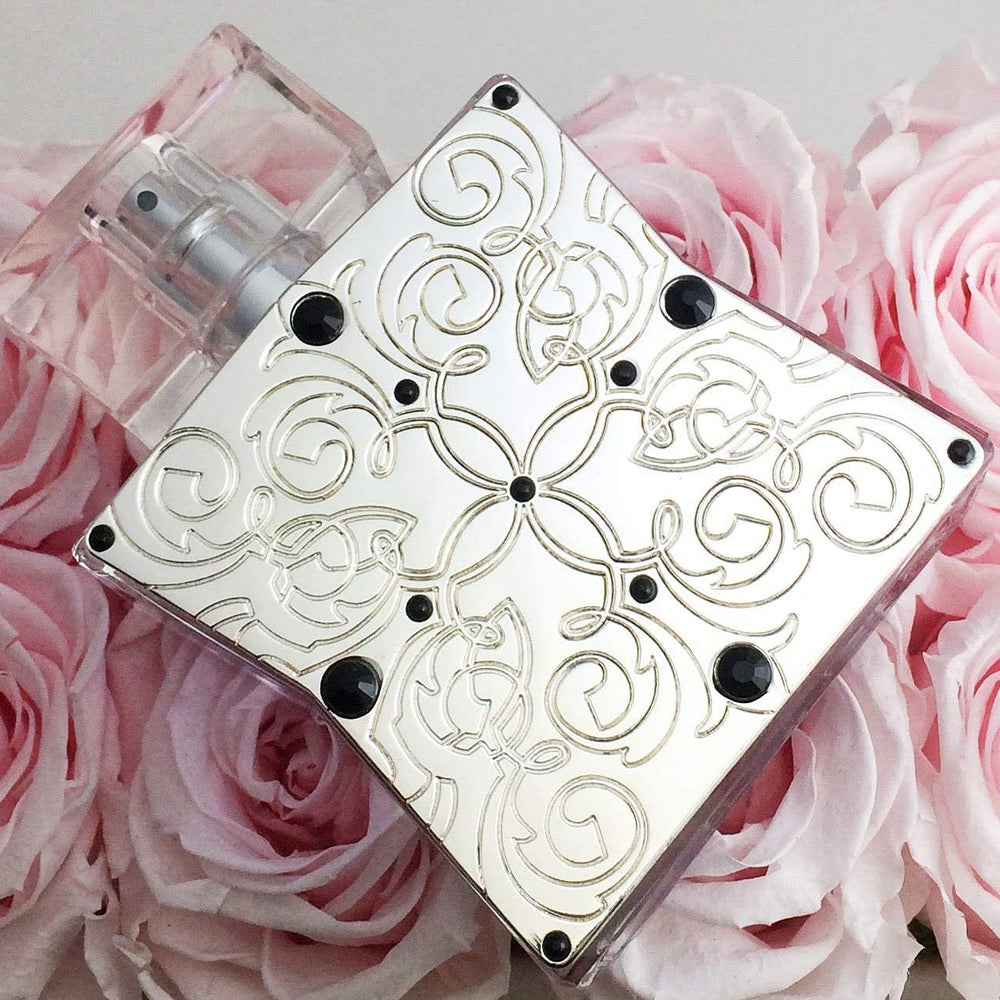 Tru Fragrance Beauty Lace Noir fragrance application demonstrates smooth spritz for lasting scent