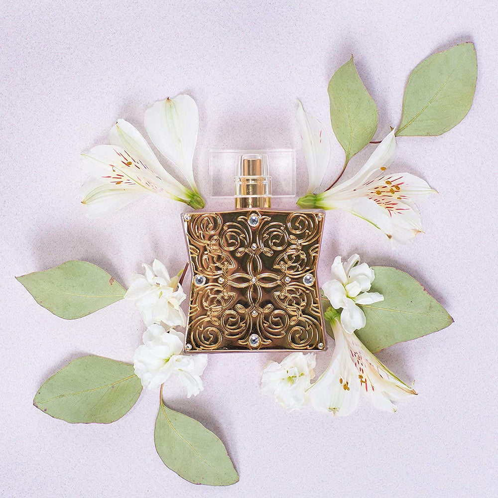 Tru Fragrance Beauty Tru Western Lace vanilla-wood notes close-up for warm aroma.
