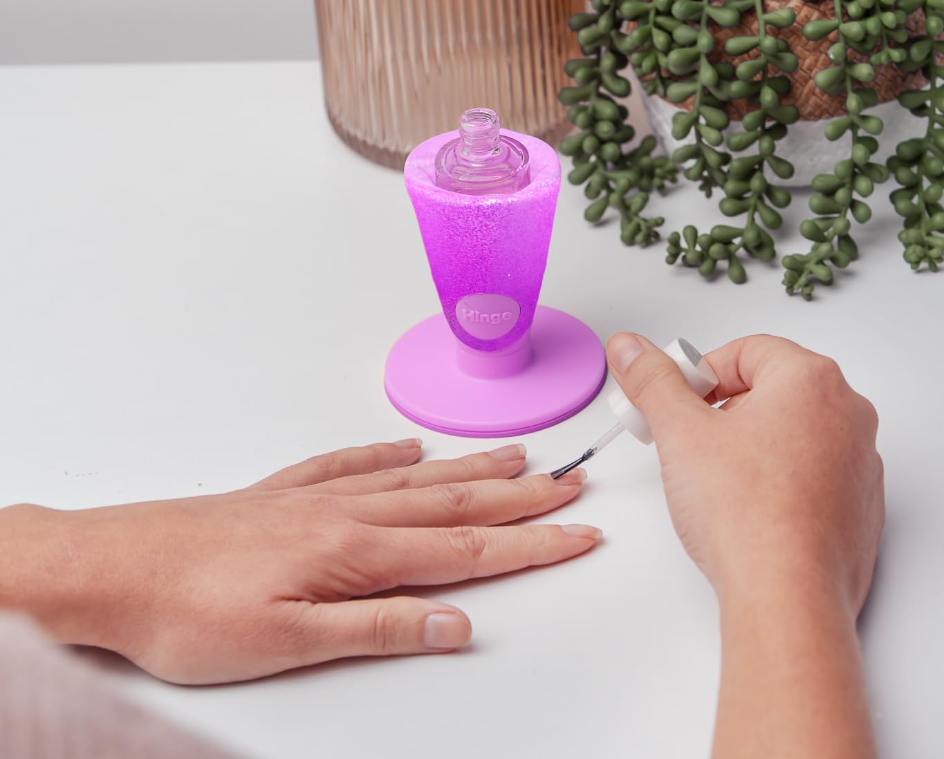 Tweexy Hinge airlock suction closeup shows secure grip and spill-free painting.