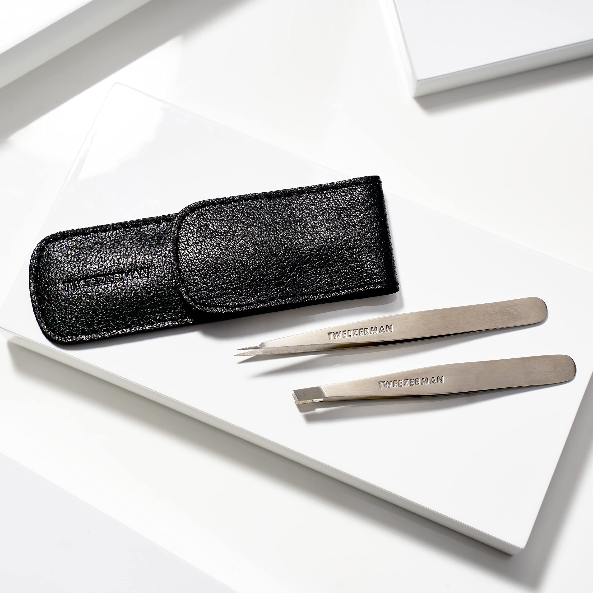 Tweezerman ergonomic hold helps you steady movements during tweezing.