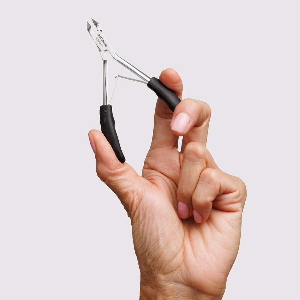 Tweezerman Great Grip Cuticle Nipper perfectly aligned tips ensure a precise cut.