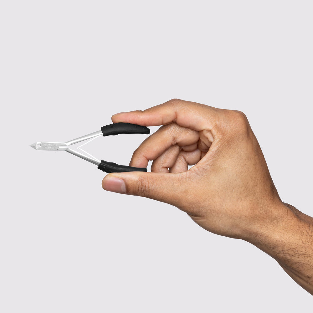 Tweezerman Great Grip Nipper sharp pointed tips prevent tearing or snagging.