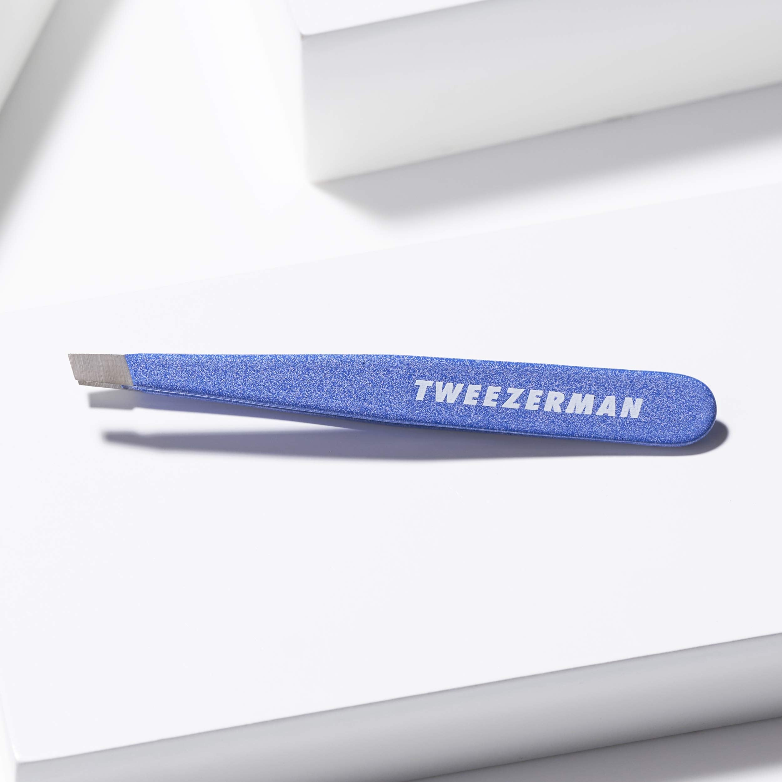 Tweezerman Mini Slant Tweezer aligned tips ensure hair grabs reliably.
