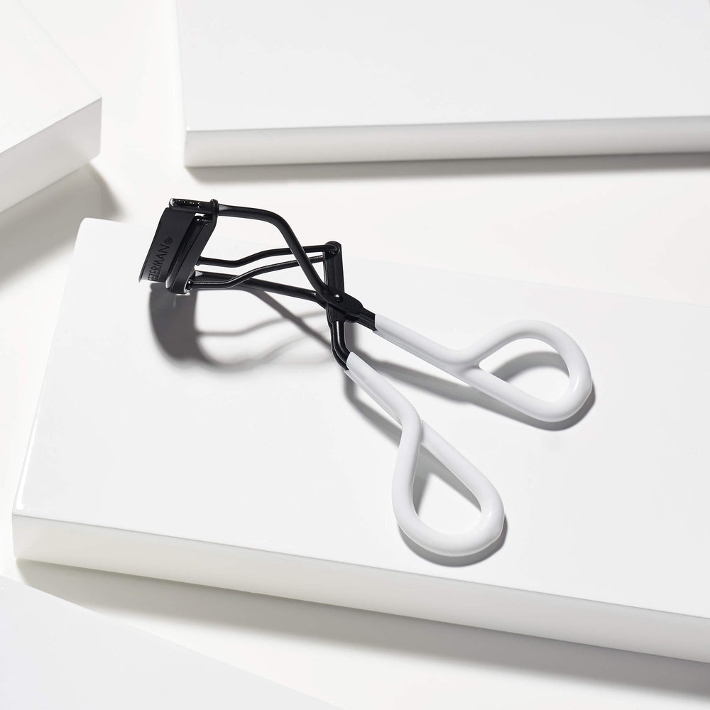Tweezerman Onyx Great Grip Eyelash Curler silicone pads resist snagging for comfortable curls