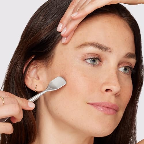 Tweezerman pore prep tool large-end in use on forehead and chin for deeper cleaning.