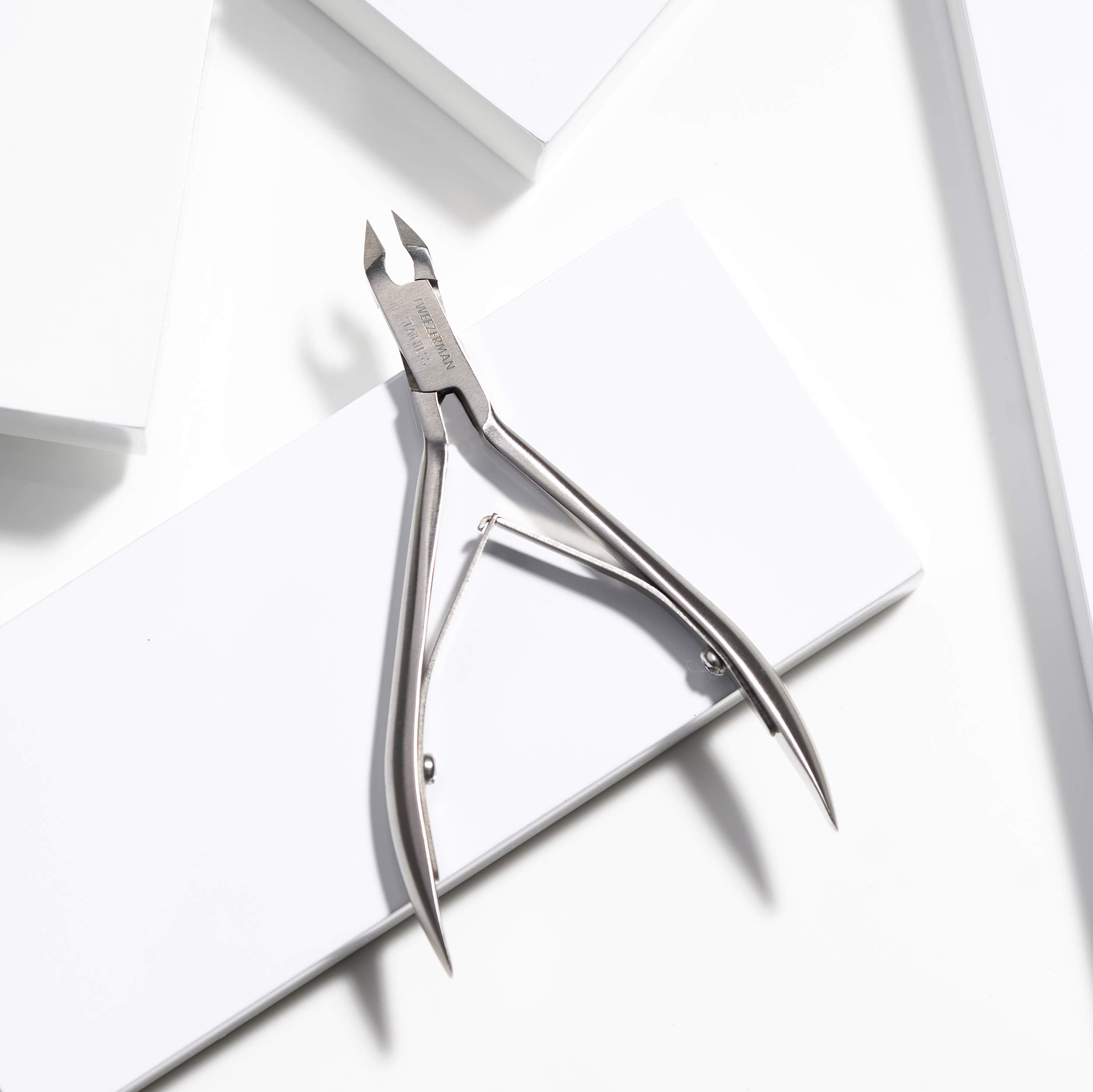 Tweezerman Rockhard nipper cleaning image shows easy sanitization after use.