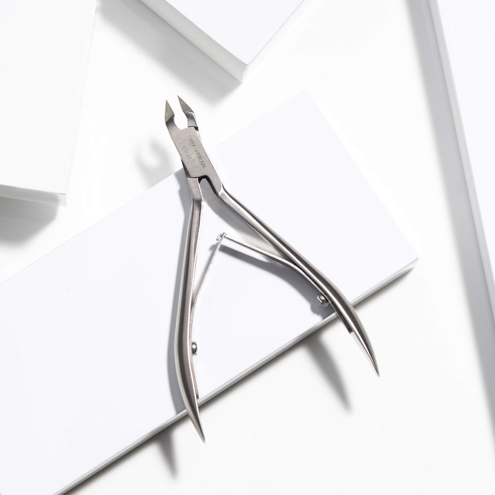 Tweezerman Rockhard nipper cleaning image shows easy sanitization after use.