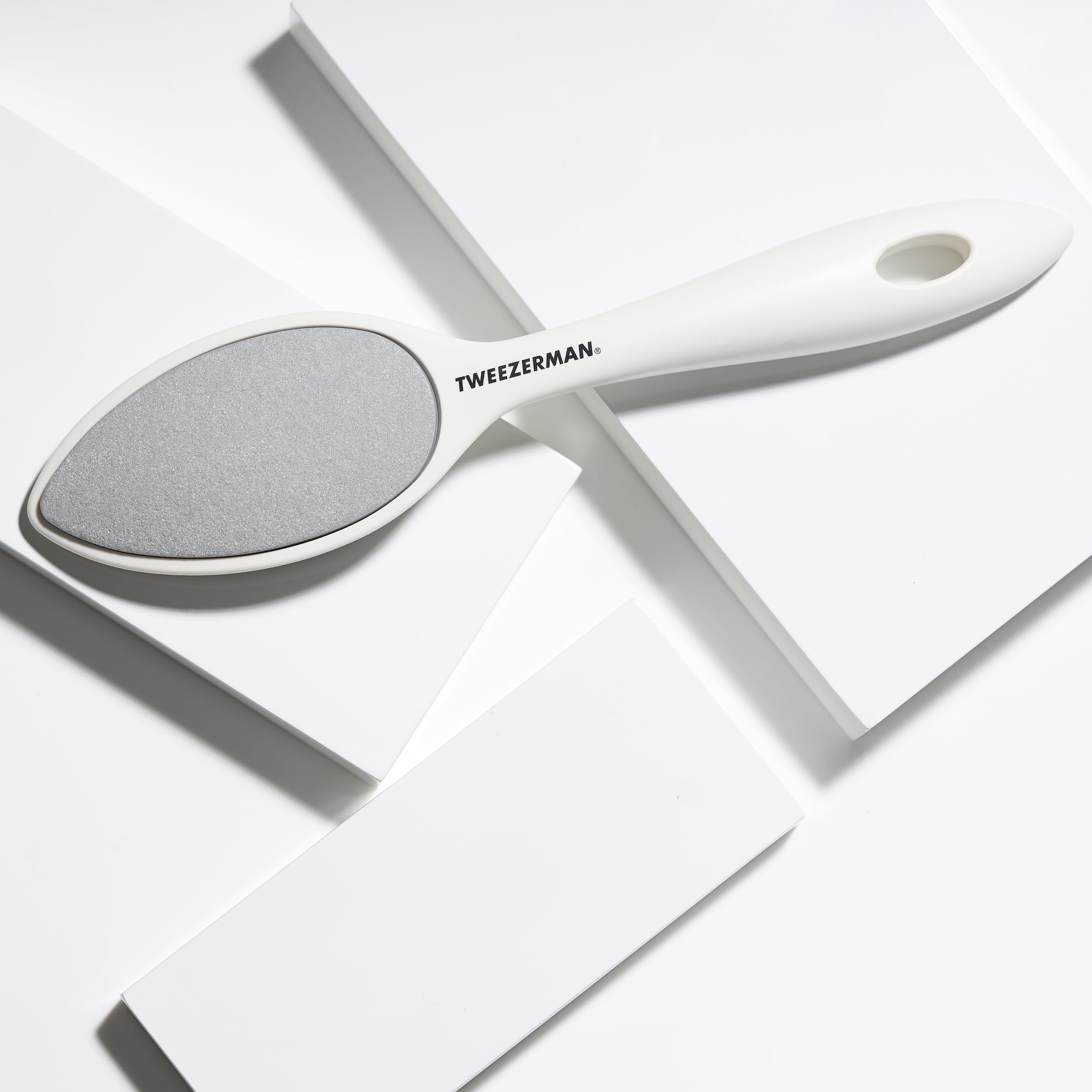 Tweezerman Sole Smoother: lado suave alisa la planta y los dedos.