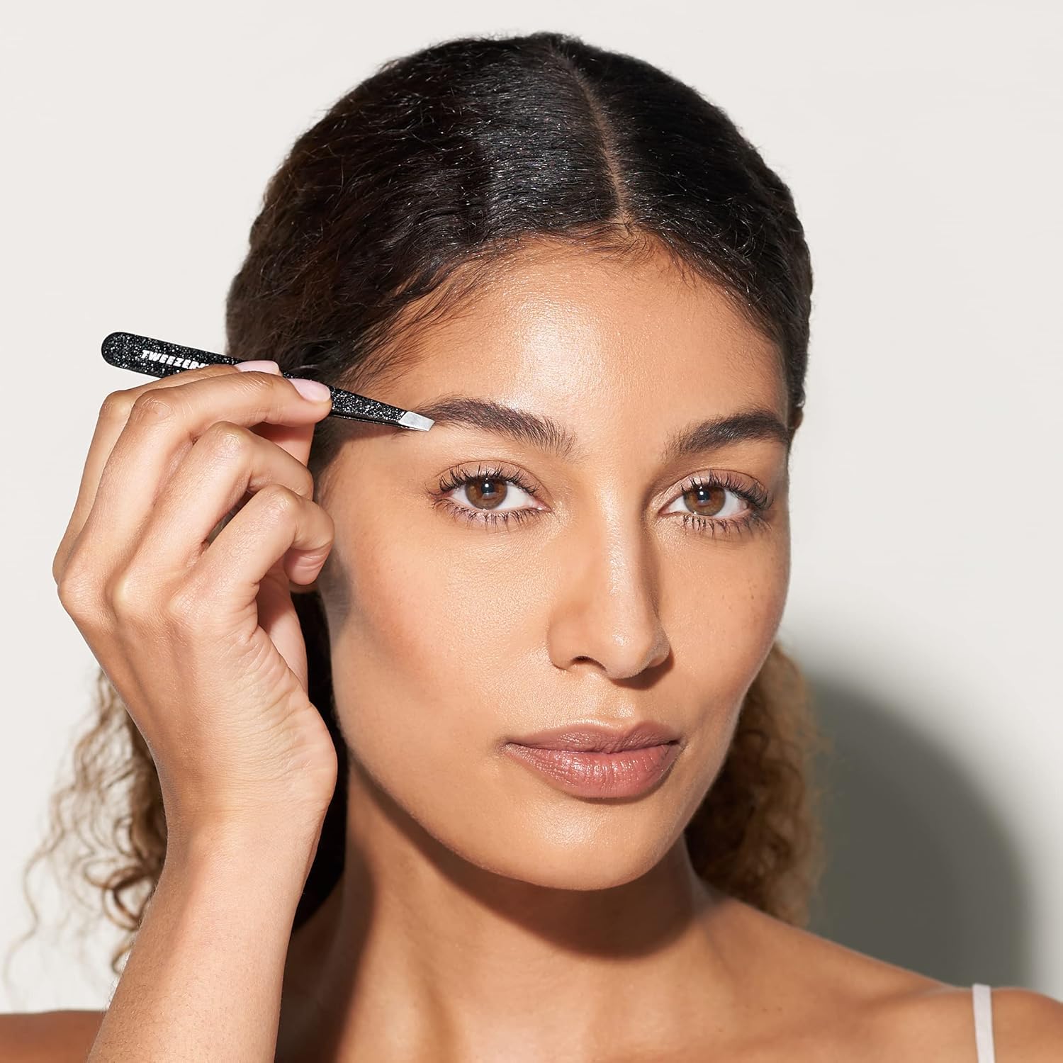 Tweezerman Special Edition hand-filed tips ensuring consistent grip on each hair.
