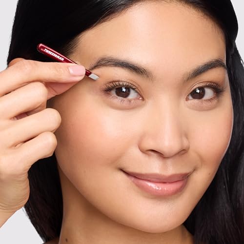 Tweezerman Vintage Rose aligned tips close up ensure steady hair removal.