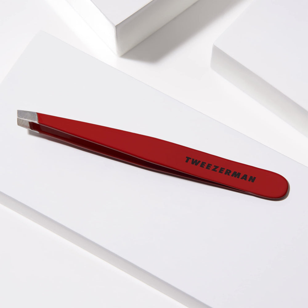 Tweezerman warm-brow prep shows a cloth readying routine for smoother hair removal.