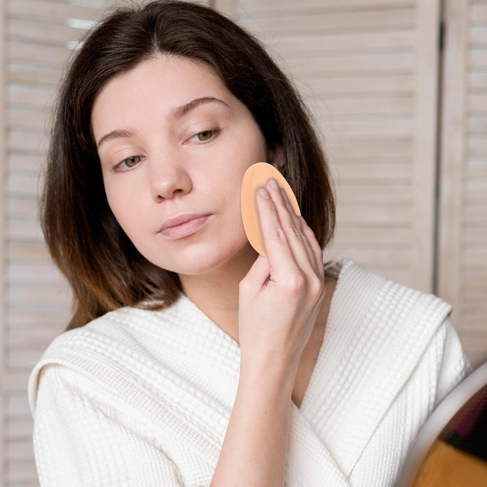 Tweruna compact puff fits small bags for on-the-go touch-ups.