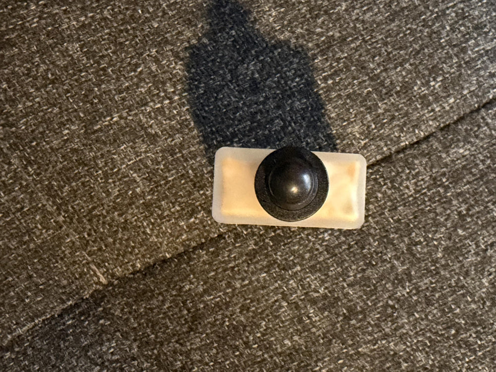 Swatch of Typology Glow Drops shade TEINTE-7001 for natural glow.