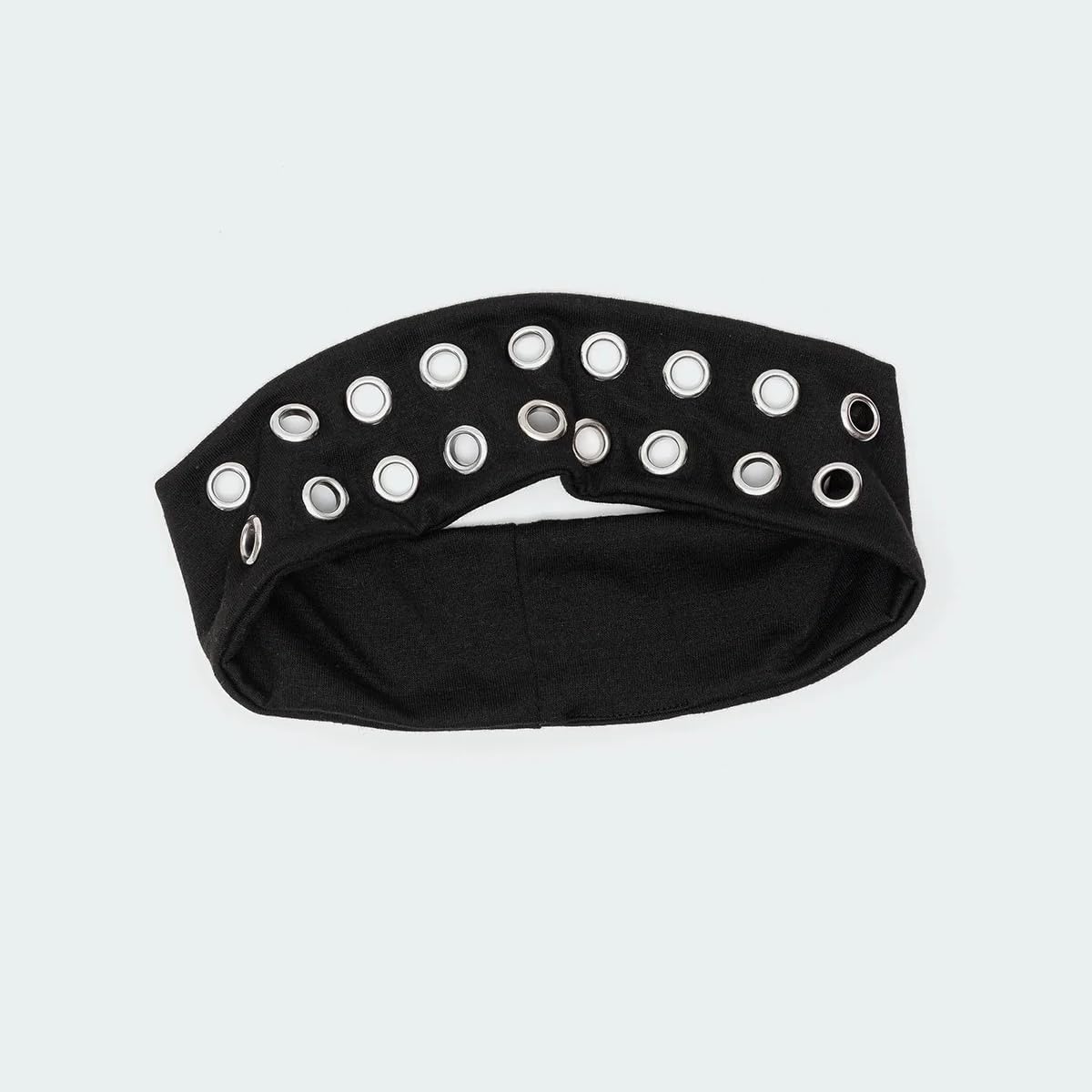 Uchyius diadema con ojales negro para completar estilos nocturnos.
