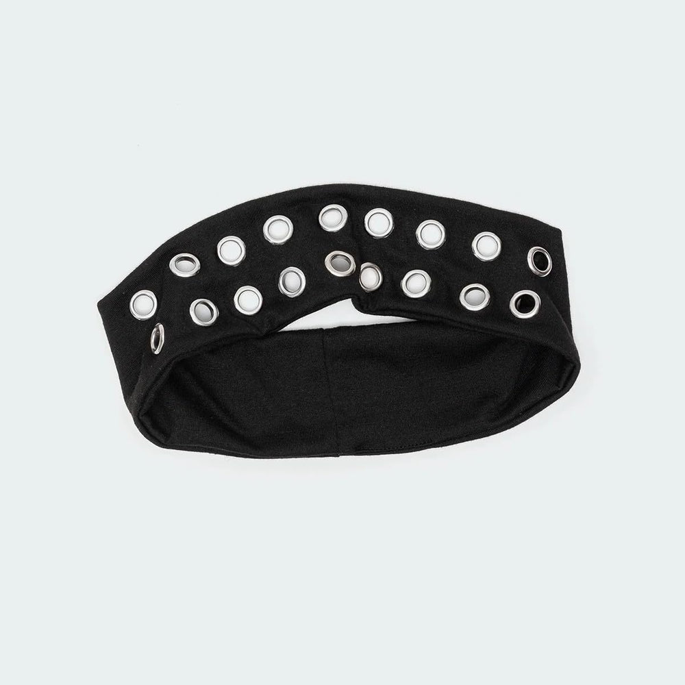 Uchyius diadema con ojales negro para completar estilos nocturnos.
