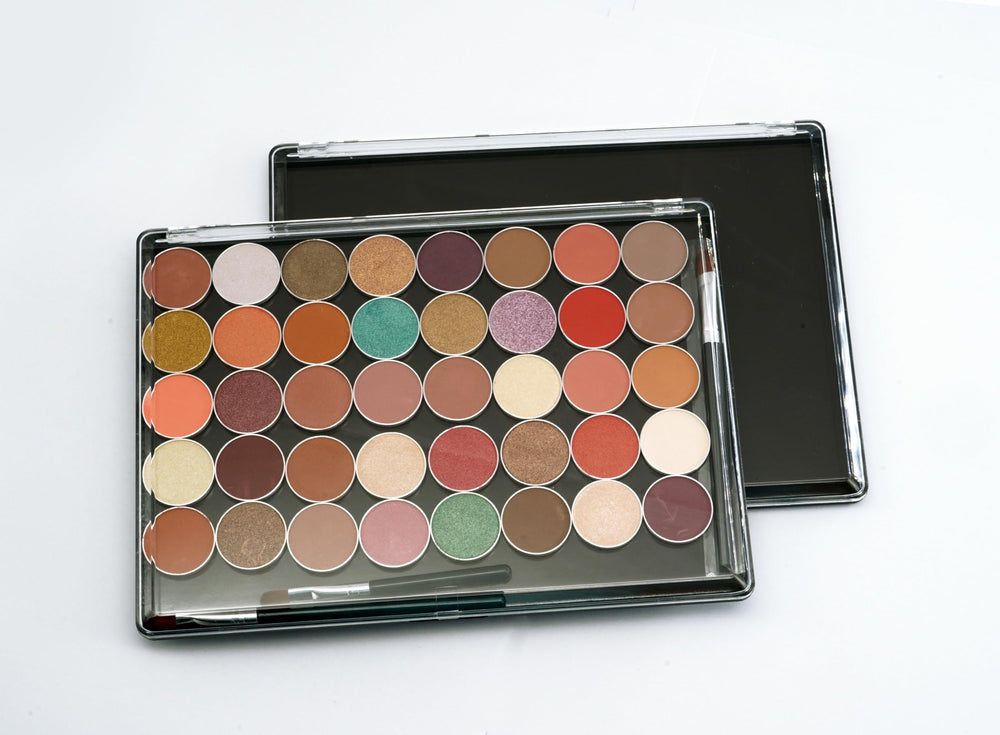 UDTIP clear lid design emphasizes visibility of cosmetics for quick selection