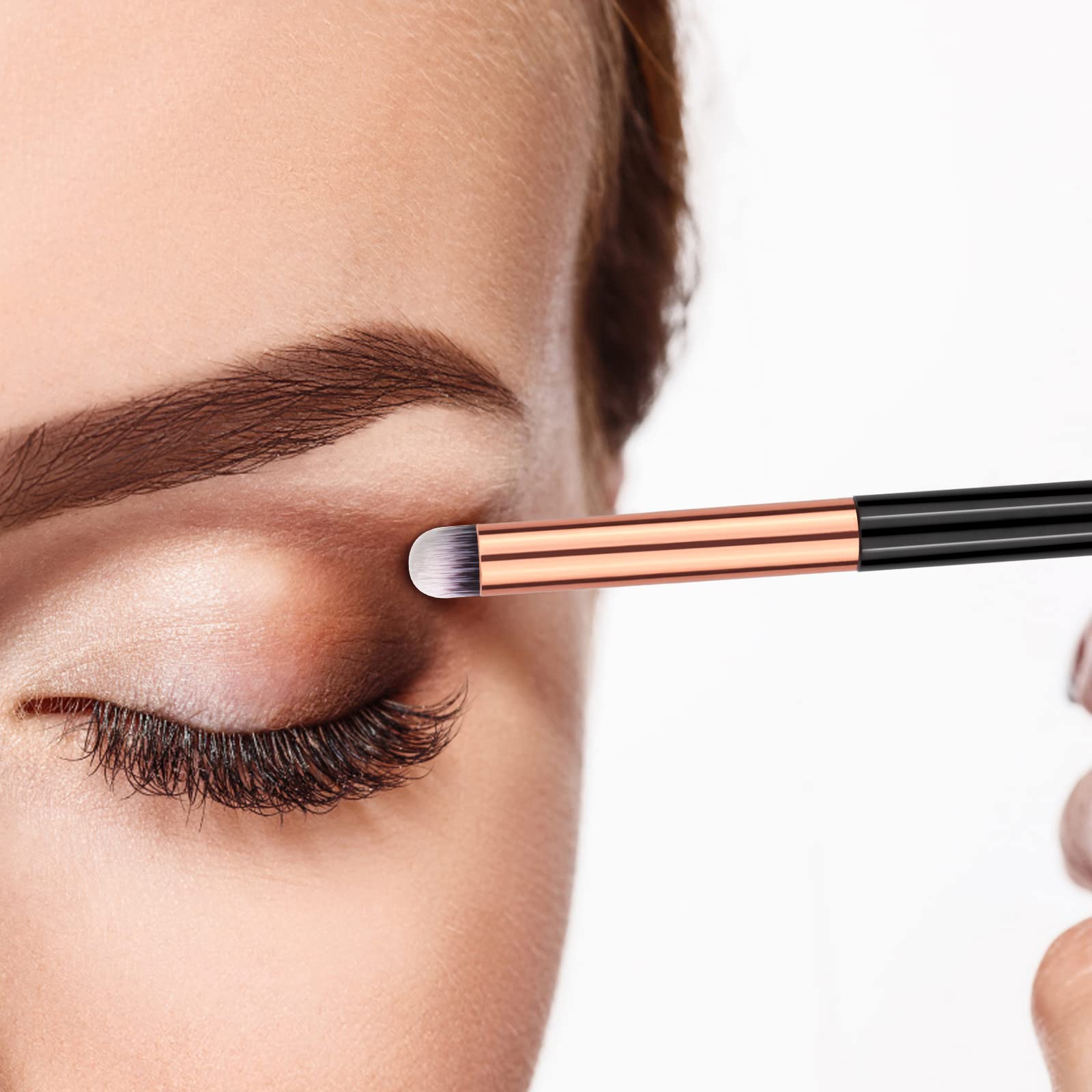 UorPoto concealer brush round for flawless coverage without creasing.