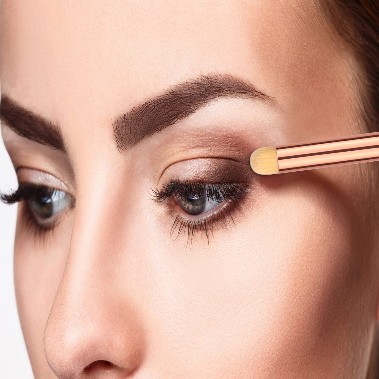 UorPoto eyeshadow brush round for even color payoff and seamless transitions.