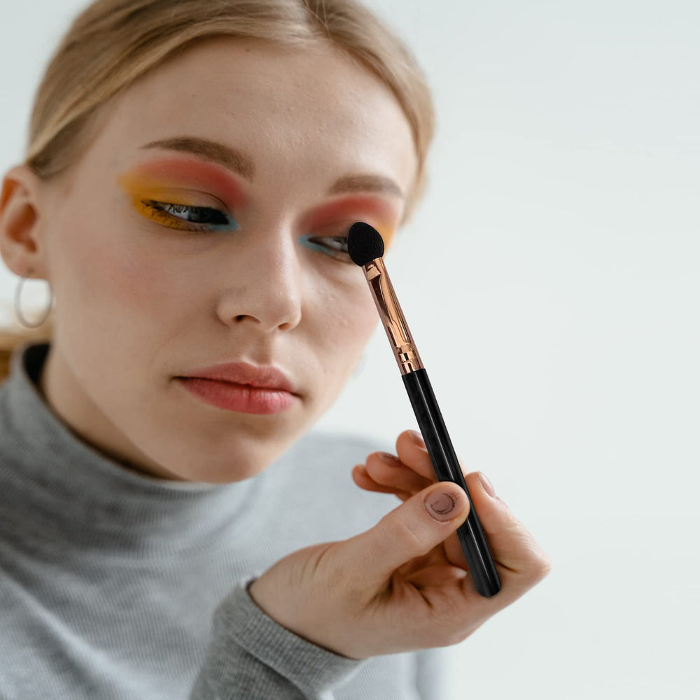 UorPoto foam-tip closeup shows soft texture for smooth eye makeup.