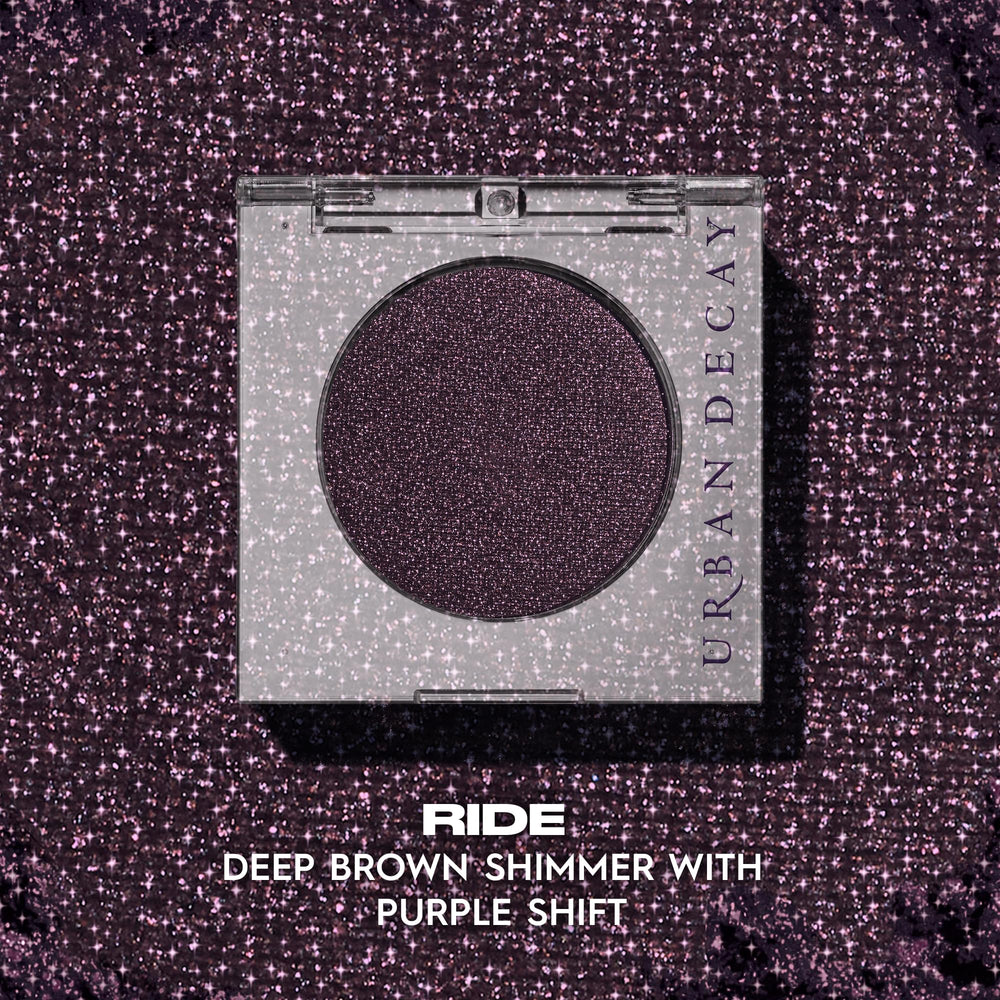 Urban Decay 24/7 Eyeshadow Ride finger application demonstrates maximum payoff.