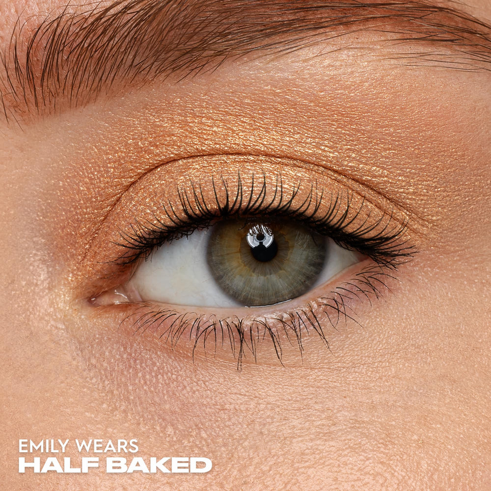 Urban Decay 24/7 Eyeshadow Single velvet finish close-up for smooth blending and crease-free wear