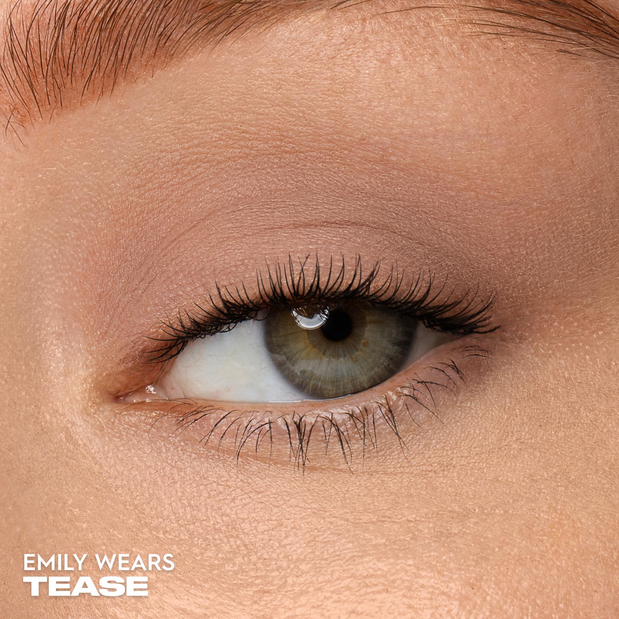 Urban Decay 24/7 Eyeshadow Tease close-up highlights creamy, ultra-blendable texture