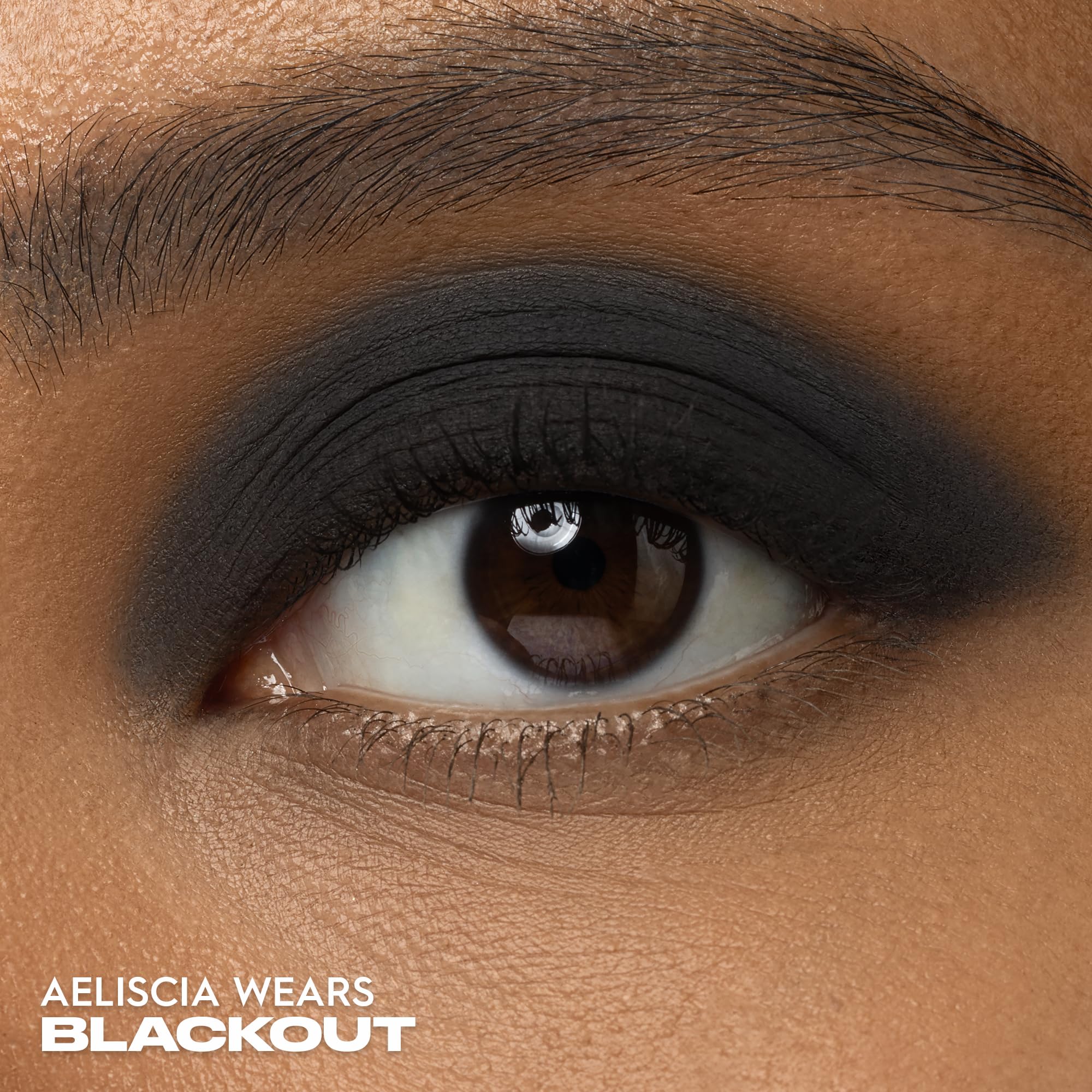 Urban Decay 24/7 Blackout finger application delivers intense payoff and quick blending.