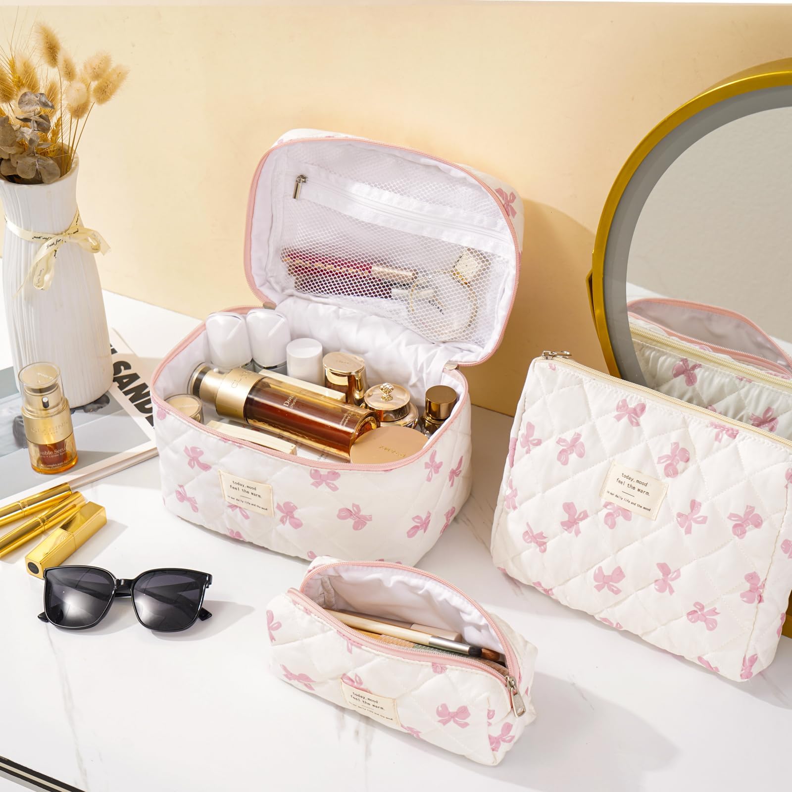 UUYUUY quilted cosmetic bag large capacity fits lipsticks and brushes on the go.