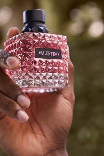 Valentino Donna Born in Roma bottle pour shows easy fragrance release.