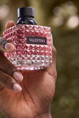 Valentino Donna Born in Roma bottle pour shows easy fragrance release.