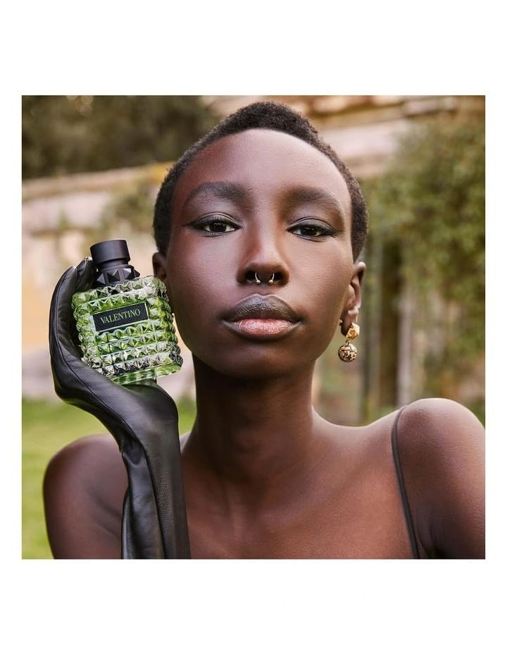 Valentino Green Stravaganza notes image emphasizes vanilla-sandalwood warmth and lasting aura