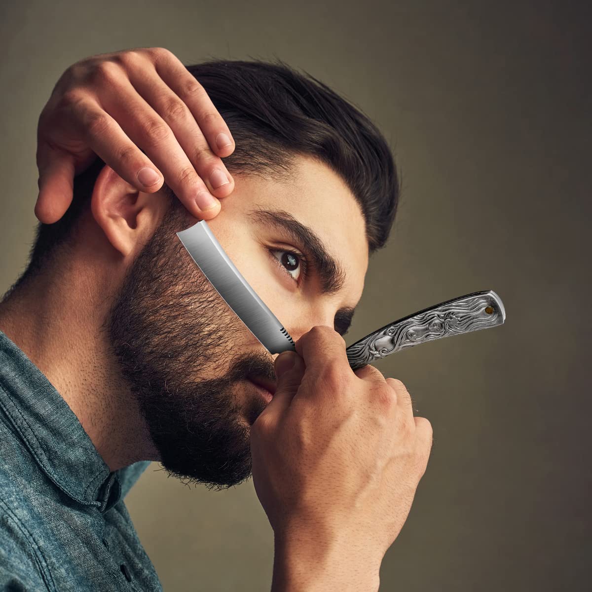 VCXOX professional straight razor gift-pack makes a thoughtful grooming gift.