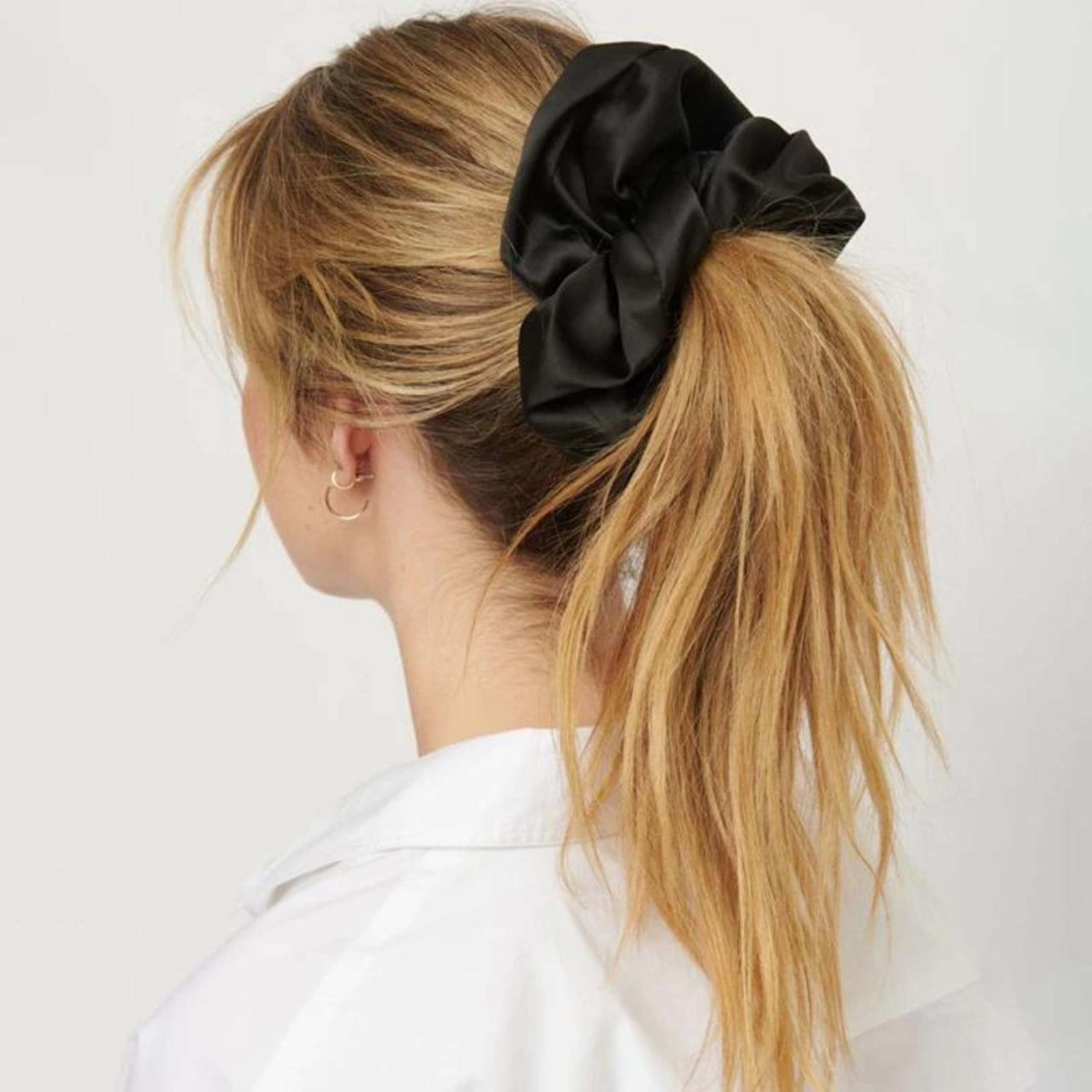 VEDO SHIPIN satin fabric close-up emphasizes hair-friendly contact