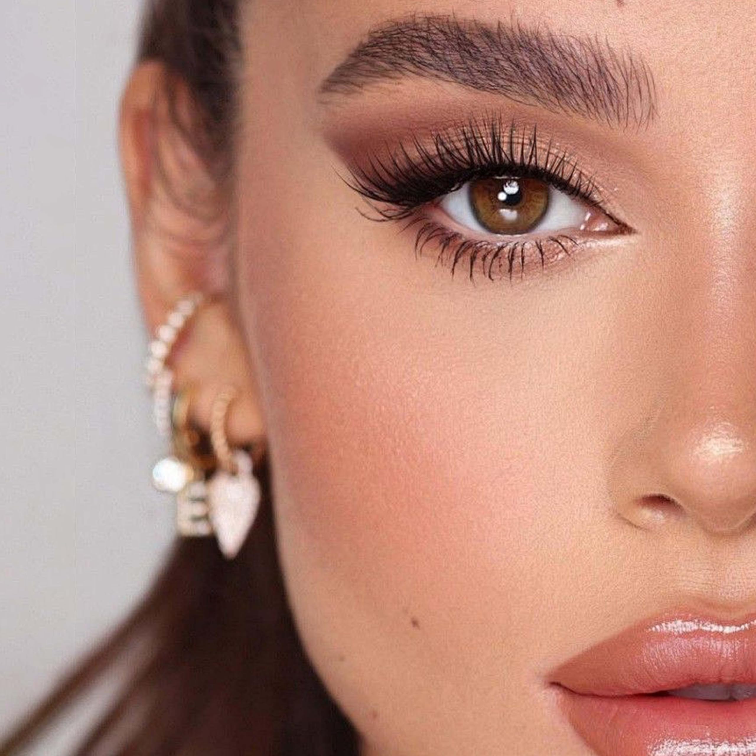 VEYESBEAUTY self-application step guide demonstrates DIY lash setup.