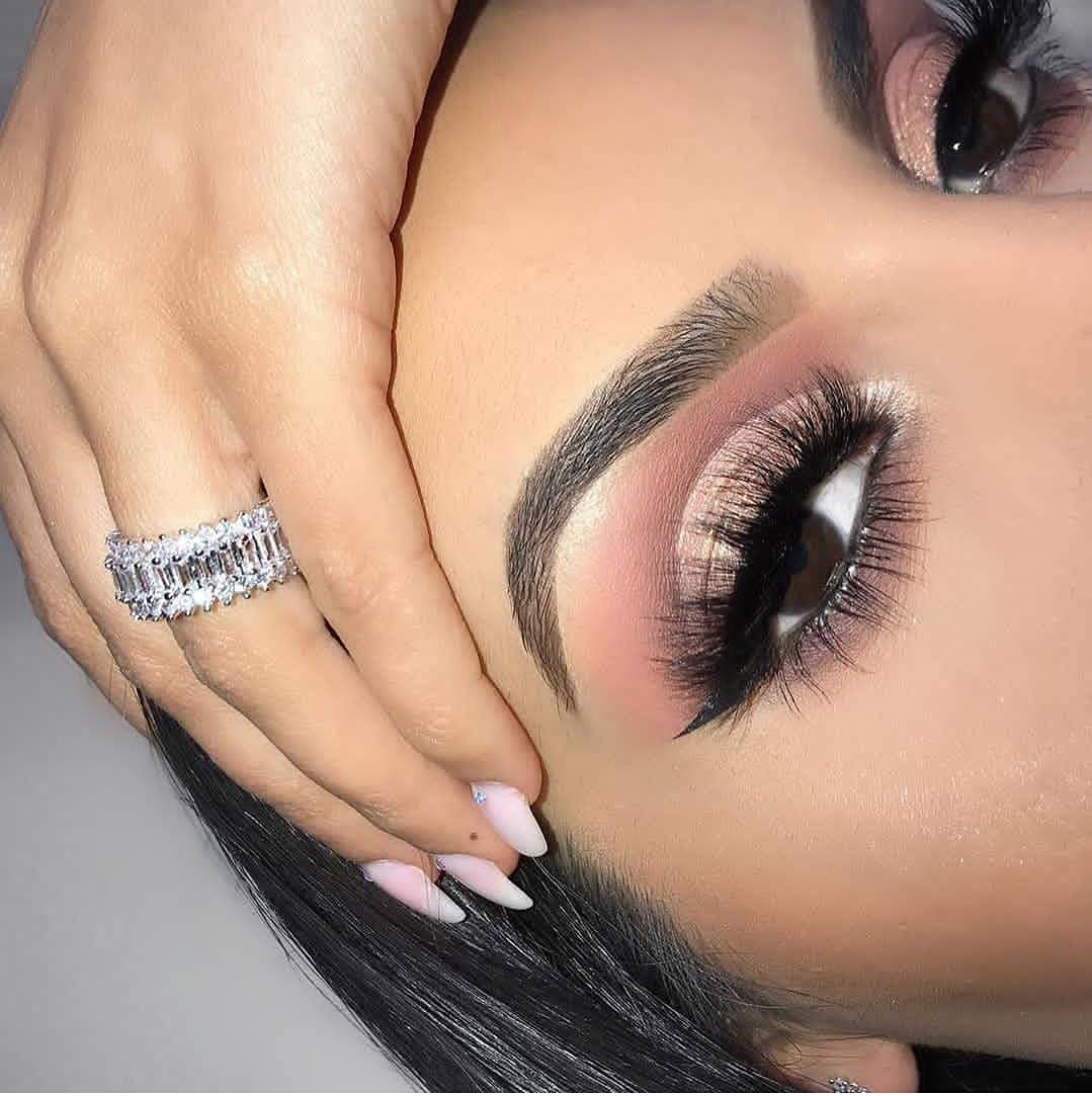 Veleasha handmade lashes closeup showing fluffy wisps and cat-eye shape for easy application.