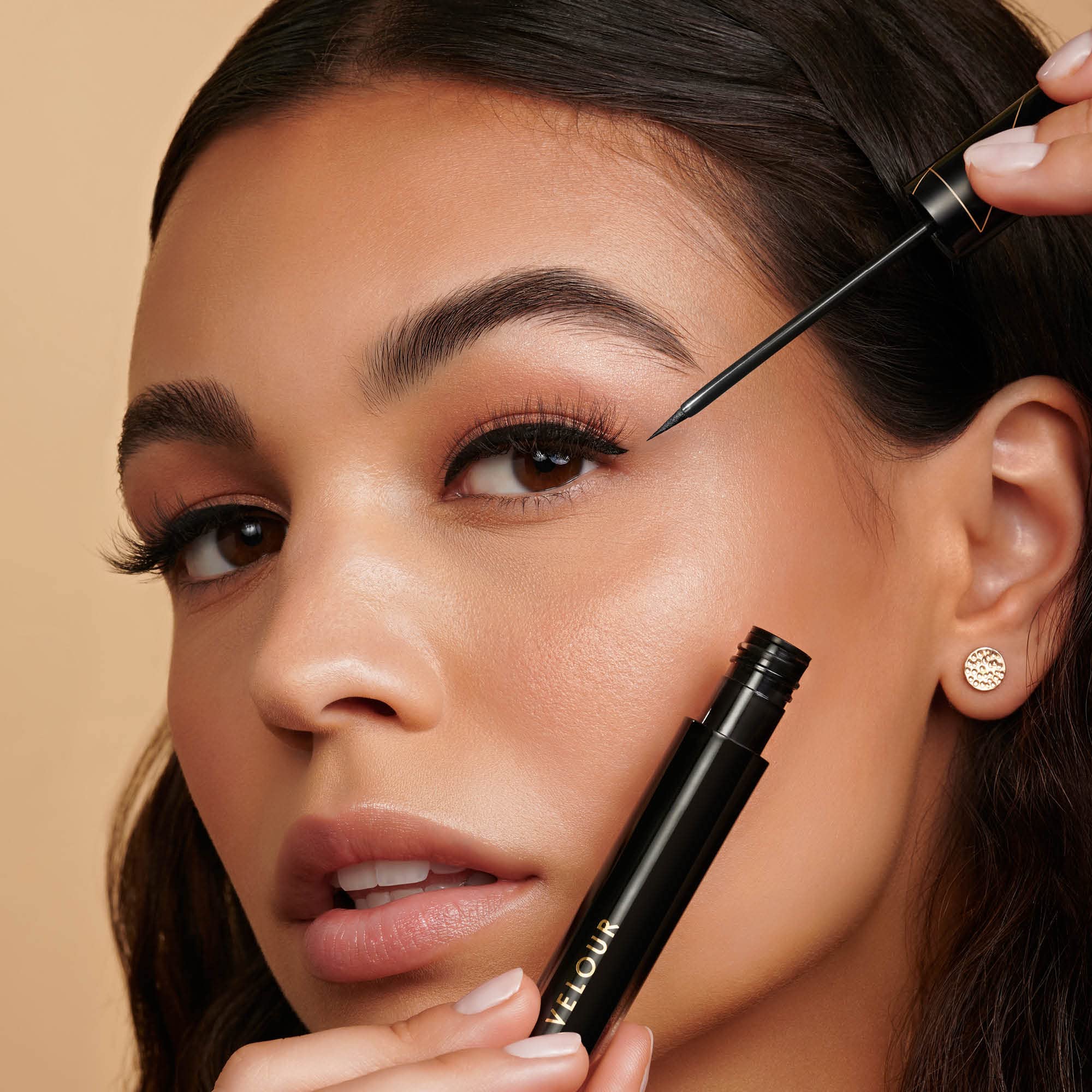 Velour Lash & Go packaging 3.5 ml is compact and travel-friendly.