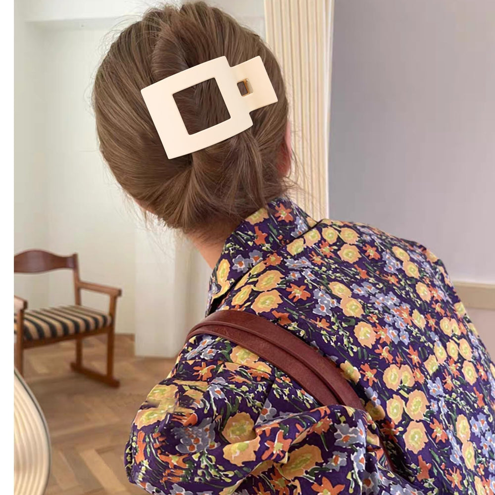 VELSCRUN clip suitable for bridal or formal events with secure styling.